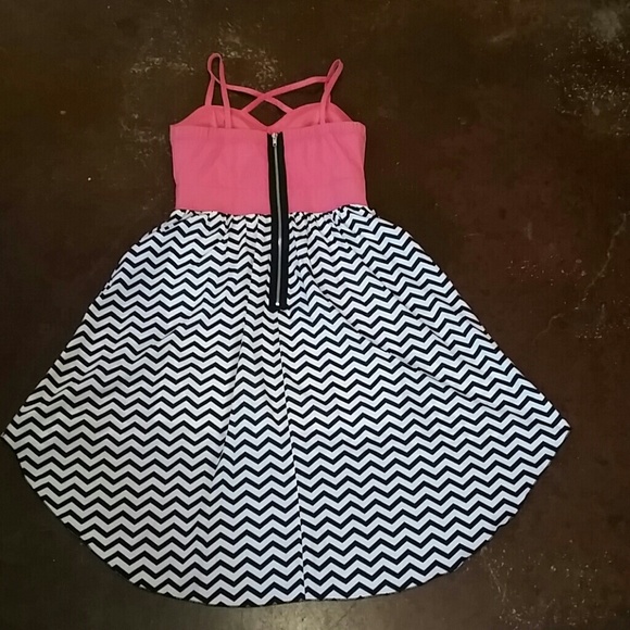 Size 7 juniors dress - Picture 2 of 3